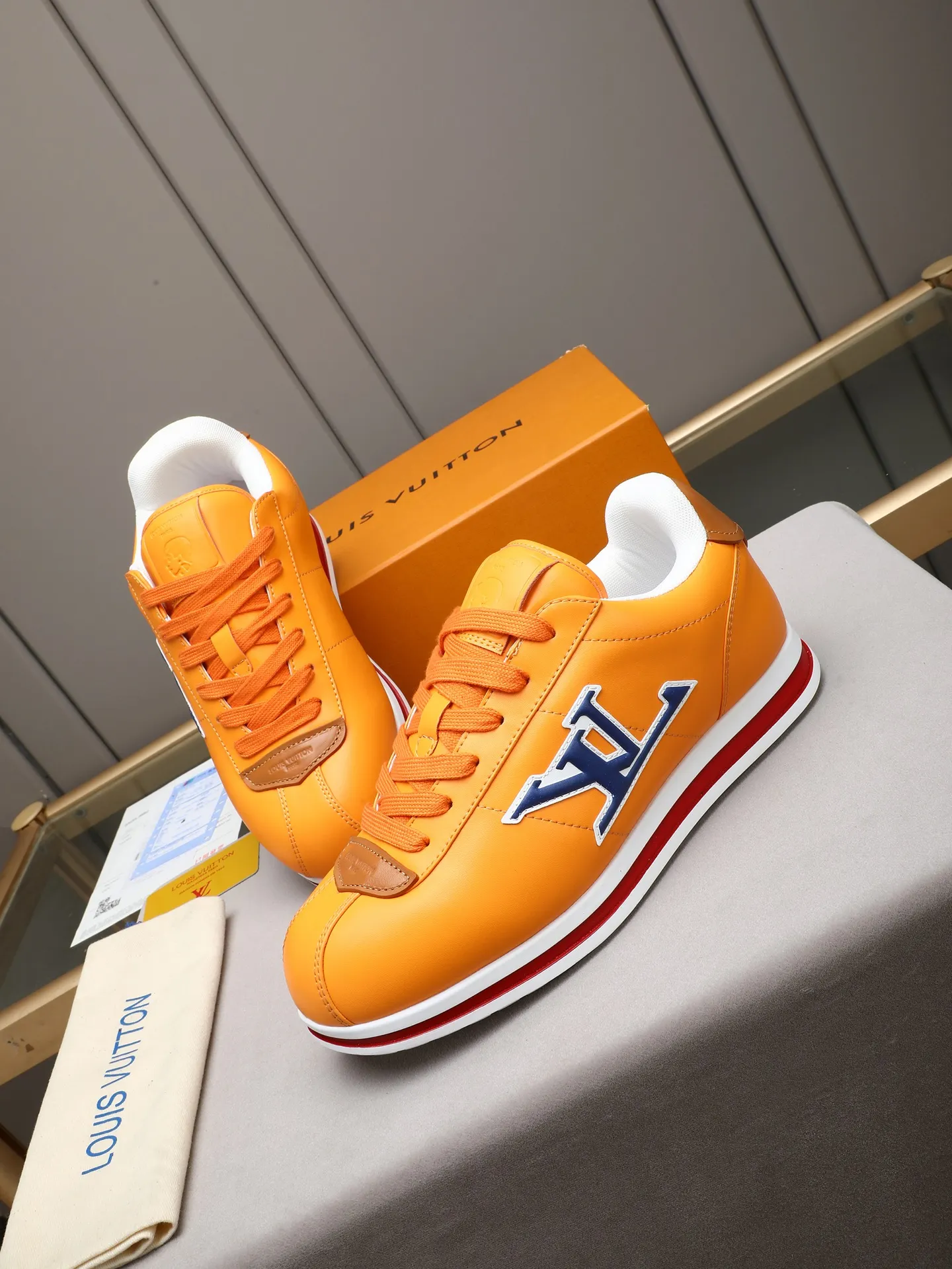 PP560 LV Louis Vuitton L Jialu Brand Runner Tatic Series Thick-soled Casual Sports Shoes Running Shoes Original purchase, development and production This LV Runner Tatic sports shoe combines technical materials such as mesh fabric and ribbons to interpret the inspiration of traditional mountaineering shoes. LV letters are written on one side, the lariat buckle of the quick lacing system is embellished with Monogram flowers and Louis Vuitton logos, and the light and wear-resistant rubber outsole completes the whole. ▪️Fabric: Original imported cowhide + mesh ▪️Inner lining: Original customized breathable mesh ▪️Sole: Original open-molded anti-slip rubber combination material ▪️Size: Men's 38-44 (customized for 45 and 46)